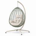 Silla colgante de ratán sintético con cojines gris claro y crema
